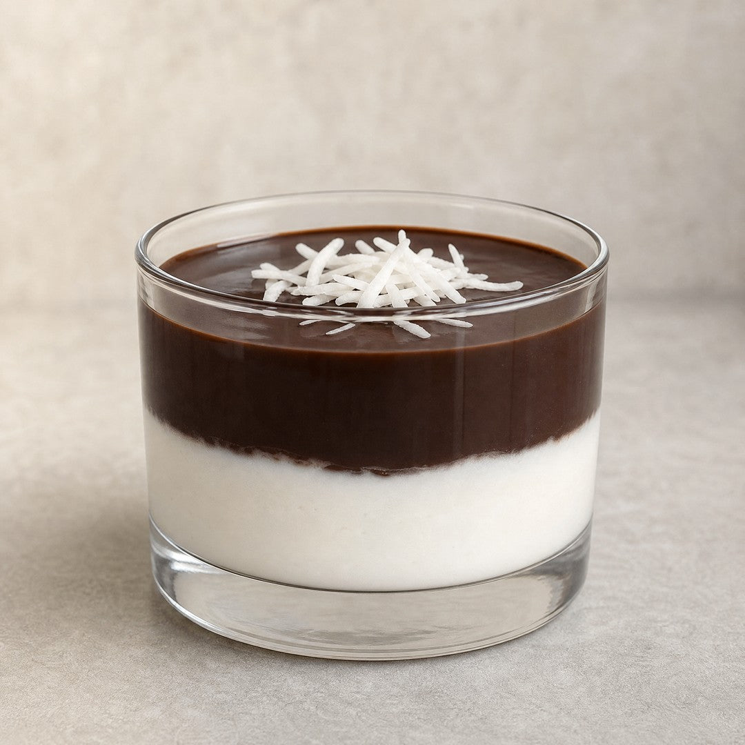 Prestígio fit em versão de colher, montado dentro do copo e sem forno. A camada de baixo é creme gelado de iogurte grego