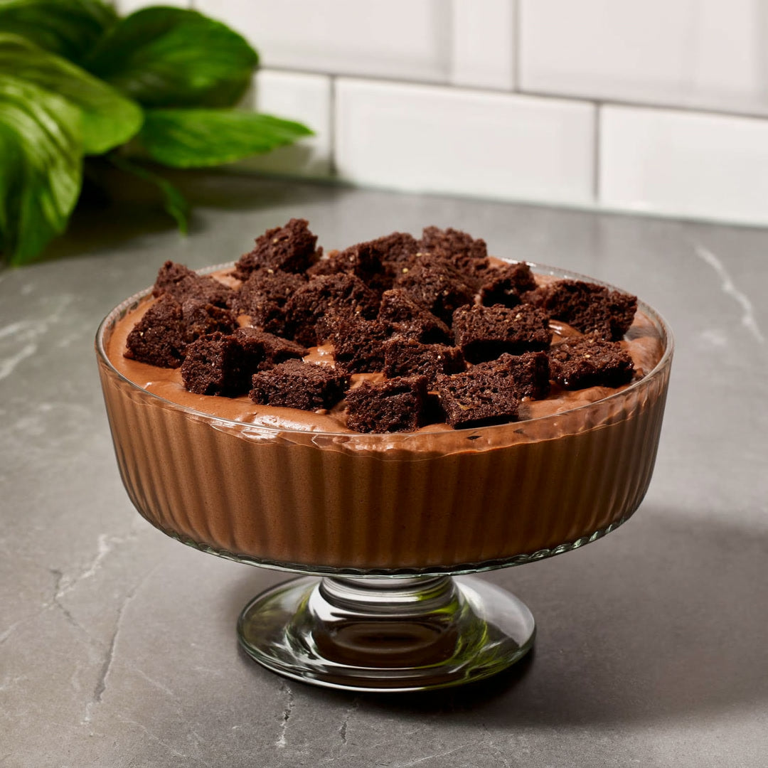 Mousse de chocolate de 4 ingredientes batida no processador, sem forno e sem açúcar adicionado, finalizada com mini cook