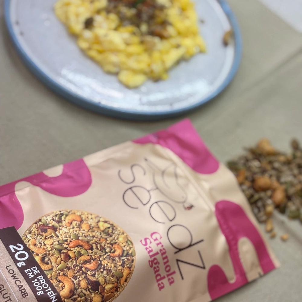 Granola Salgada seedz polvilhada na salada, topping salgado sem glúten