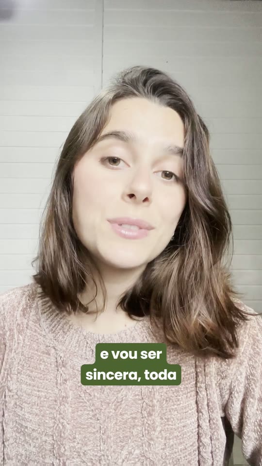 Letícia, nutricionista, lê a composição do Grissini Parmesão