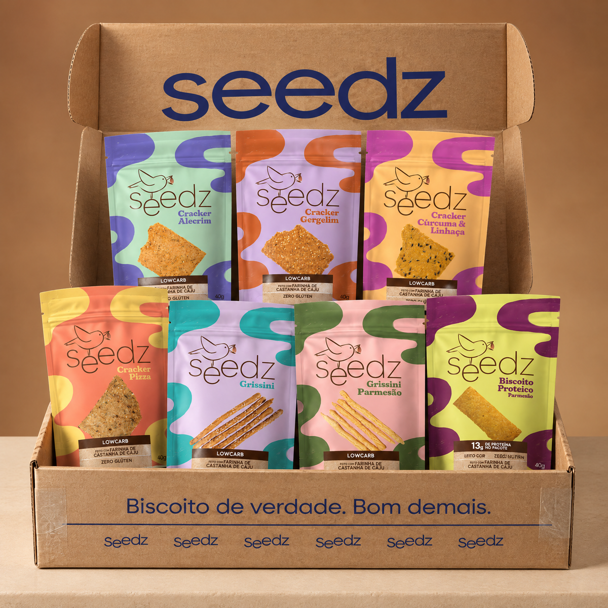 Caixa seedz aberta com os 7 biscoitos salgados, um pacote de cada sabor